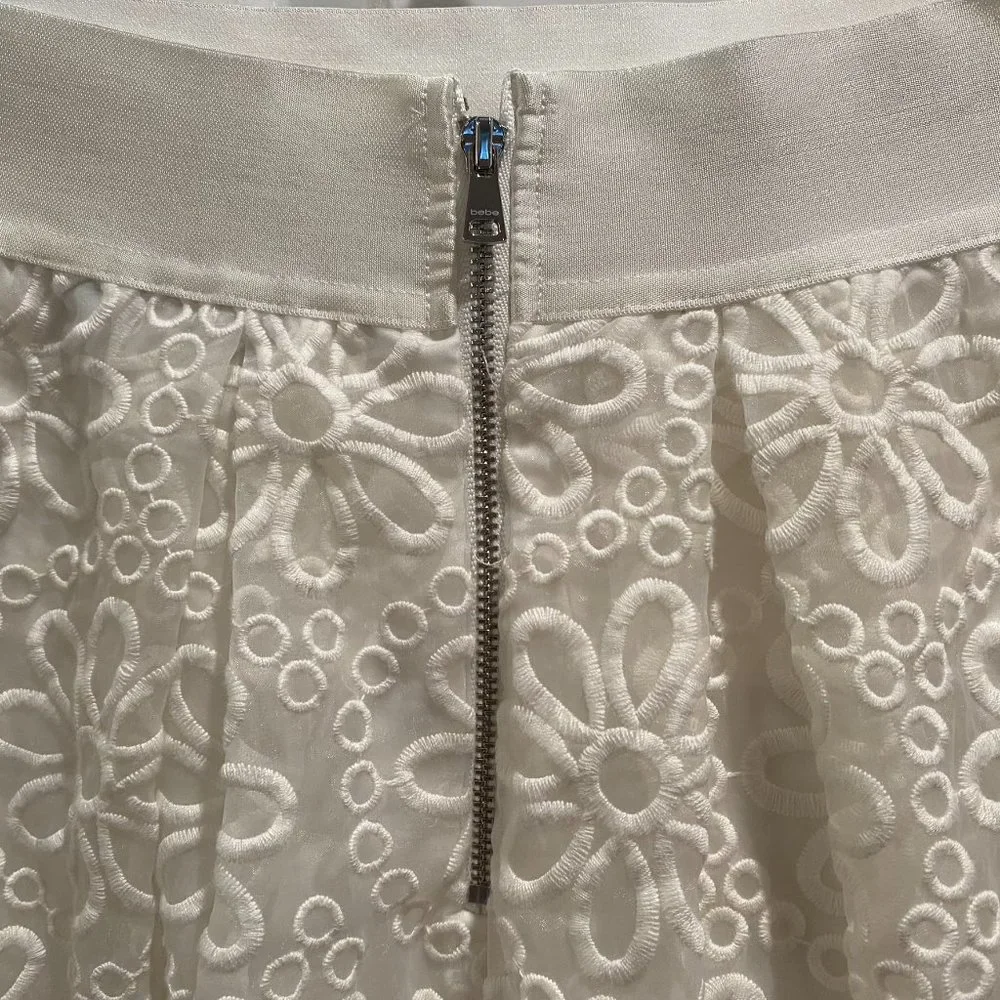 Bebe White Floral Circle Skirt w Back Zip Closure Size Medium - Picture 6 of 8